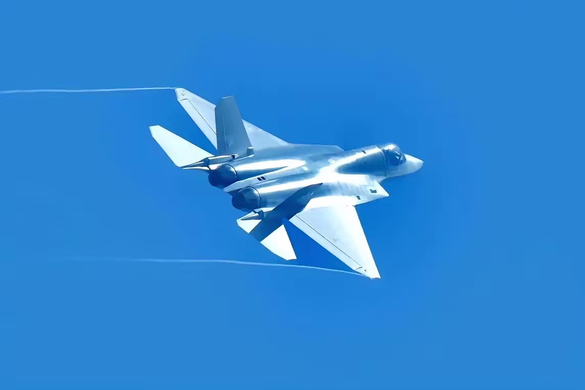 歼-35A隐形战机珠海一亮相，印度就第一个坐不住了，因为他的死对头巴基斯坦已经放话，最多24个月他们就能拿到外贸版五代机歼-35，而印度目前即使提着现金，全世界买他也买不到，造他更造不出来。
那怎么办