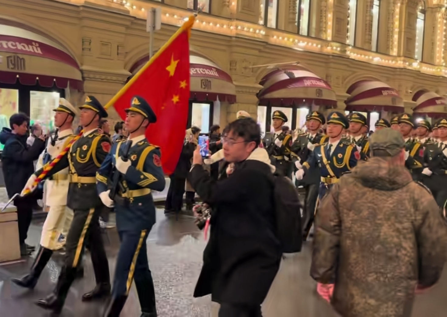越南庆祝南北统一五十周年，咱们的仪仗司礼大队去了118位大帅哥。但越南的这队帅哥还没回国，又有一百多人的三军仪仗司礼大队去了俄罗斯，将参加莫斯科红场的阅兵活动，另外还有一队去了白俄罗斯。
这一南一北，