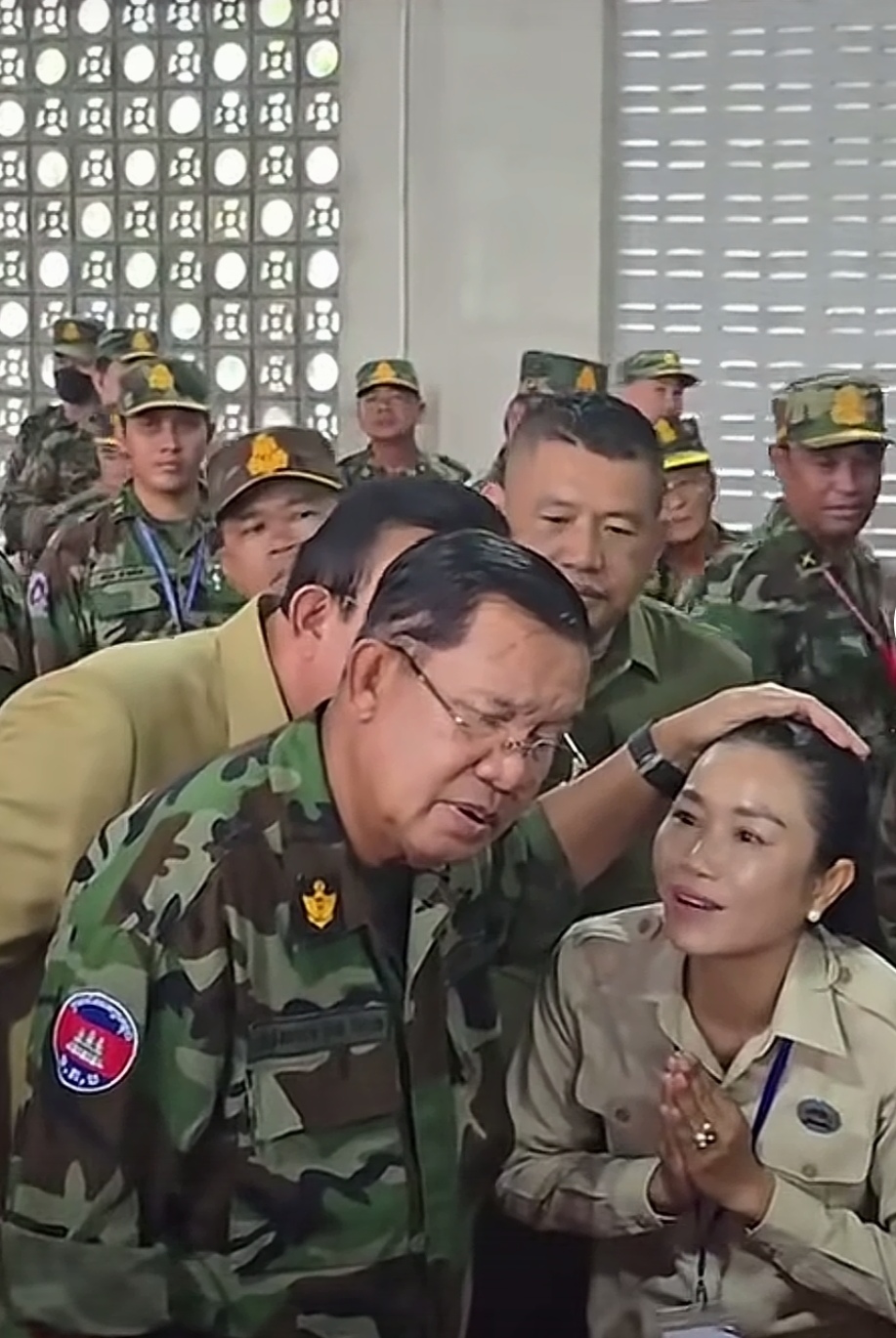 虽然身为柬埔寨现任国王，但西哈莫尼在柬埔寨见了谁都是合十弓背、笑容可掬、一副人畜无害、慈眉善目的模样。
而柬埔寨前首相洪森，即使退居二线，手在小姑娘头上放一下，都能吓得对方花容失色、语无伦次。而洪老大
