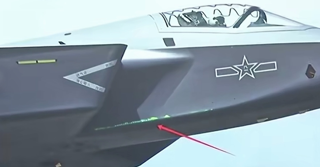 有人说咱们的歼-35还没飞几次，怎么就开始掉漆了，是不是不成熟或有问题？
不必太担心，没问题！靠涂层隐身的战机都会出现类似的问题，不光咱们的战机会掉漆，美国的战机照样掉漆，这主要是隐身战机高速飞行中，