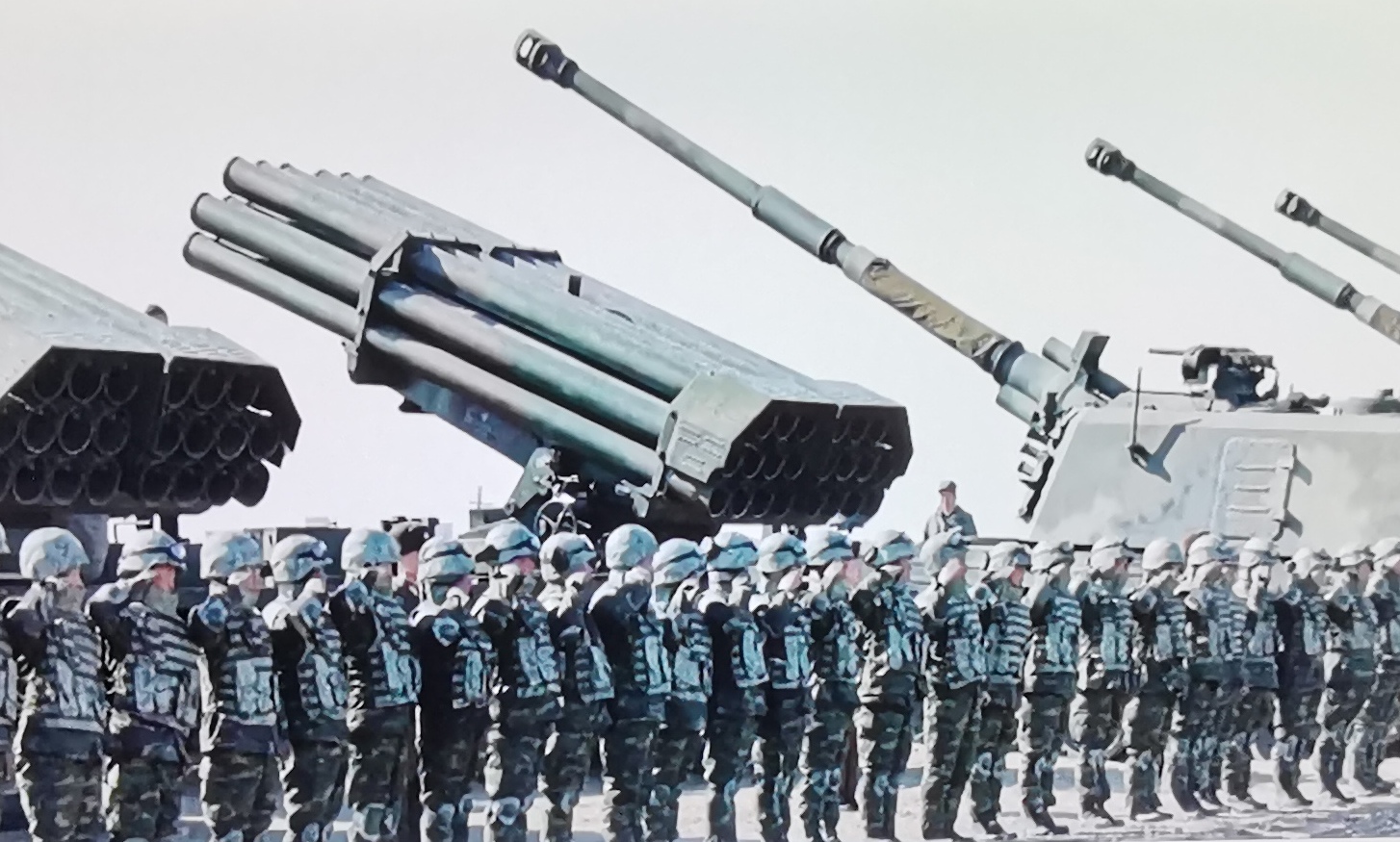 朝鲜这么一个小体量的国家，都能随随便便拿出500万枚大口径炮弹支援俄罗斯，那咱们的炮弹库存数，绝对是个天文数字！
据媒体消息，俄罗斯当前在战场上所使用的火炮弹药，60%都是来自朝鲜，且朝鲜已经向俄罗斯