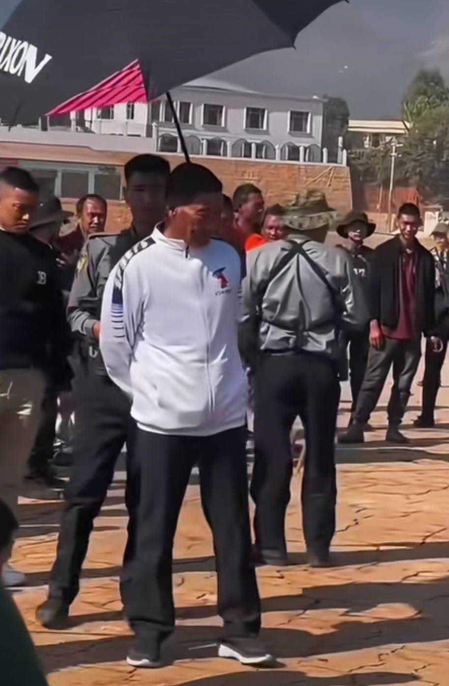 明学昌家族是祖孙三代搞电诈，而白所成家族是父子父女全上阵，不但搞电诈，还涉赌毒，简直是五毒俱全、无恶不作。
白家在缅北拥有包括苍胜科技园、百胜大厦、腾龙、鑫百利、王者红楼、白鹤公馆等41个大型园区，而