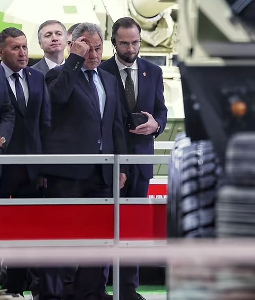 俄罗斯前防长绍伊古到珠海航展的表情一下子让人联想到：我是谁，我在哪，我要干什么？
没办法，二十年以前，都是邻国高层去莫斯科参观俄制武器装备，现在翻转过来还真有点适应不过来。