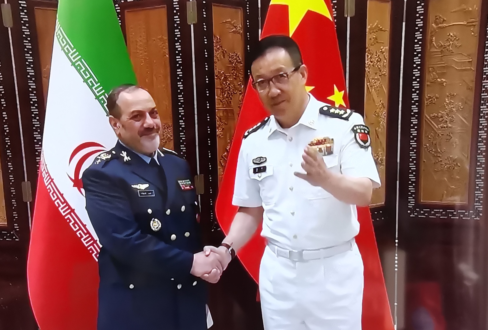 与其叫这位阿齐兹为伊朗防长，还不如称他是伊朗“访长”，因为他的权限也就只限于礼节性的军事事务，比如代表伊朗军方出席青岛举办的上合组织防长会议，他根本没啥实权。
伊朗空军想买战机，阿齐兹说没钱，伊朗当务