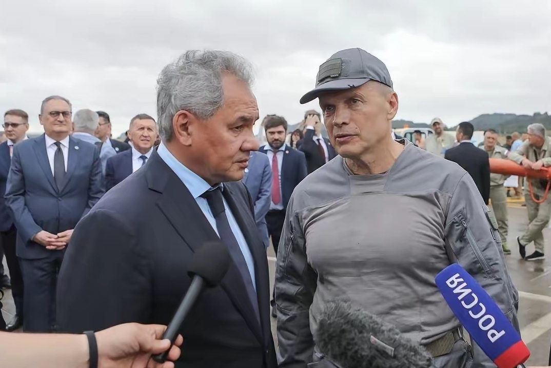 看看开着苏-57战机参加珠海航展的俄罗斯功勋飞行员博格丹这身材，即便是女人都可能自愧不如！