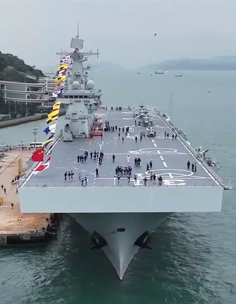 海南舰不在海南在香港，这可把香港同胞们给激动坏了，推开房门就能看到海南舰，于是还发明出“舰景房”这个新名词来，就连霍启山也前往海南舰点赞打卡。
海南舰属于075型两栖攻击舰，2021年开始服役，排水量