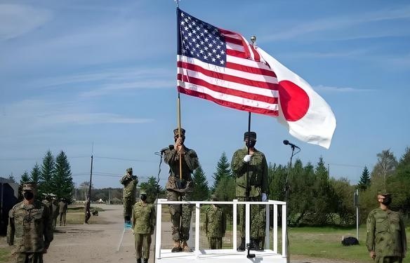 日本这次蹦的挺高啊！
就在咱们的联合利剑演习刚结束没几天，日本就搞了一个号称最大规模的所谓“利剑”日美联合军演，并且动用370架战机，有4.5万人参演。当然有美军参与的演习，一定少不了他的两个忠实跟班