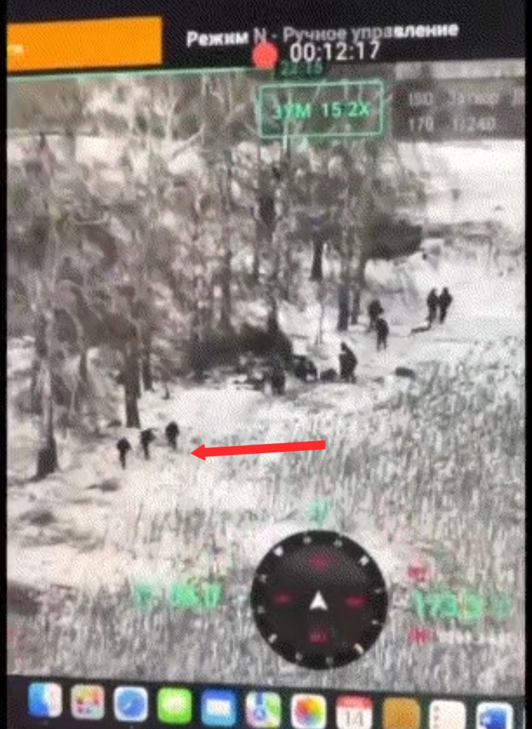 从乌克兰无人机拍到的视频照片看得出来，三三制已经深入朝鲜军队的骨髓之中，无论是出击还是侦查，都是三人一组的执行任务。
但迷惑的是，这些朝鲜军人为什么没有冬天穿的伪装迷彩服呢，看他们每个人都穿着黑乎乎的