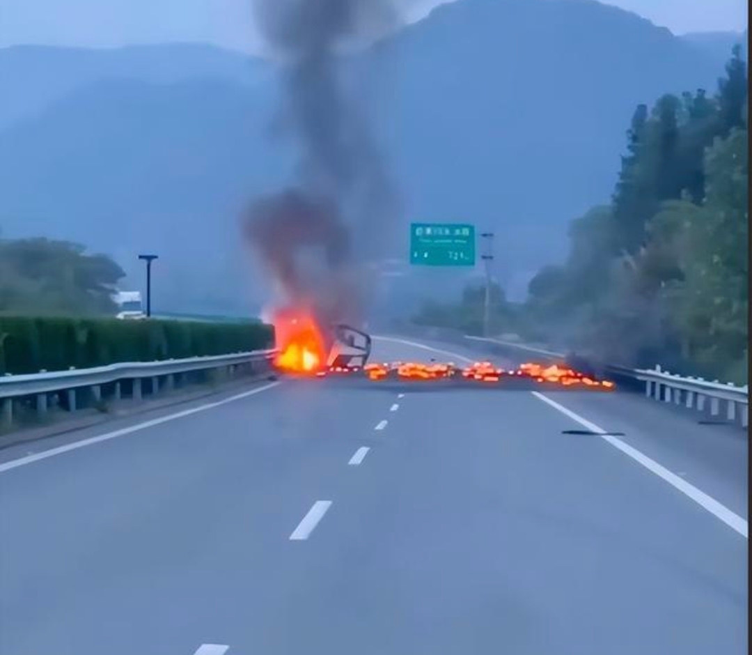 惨烈！江西某高速发生车祸，车辆自燃、车辆被烧成空壳，车主被烧黑！现场画面曝光，引网友热议