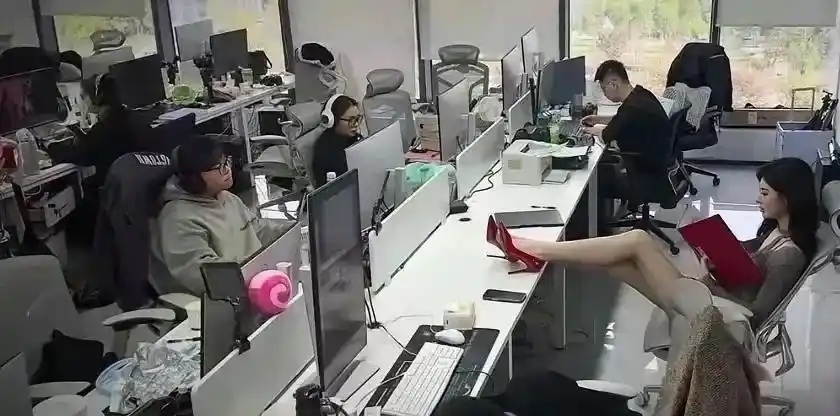 摆拍吧？？？穿这鞋上班走路，，不多久就废了吧！工位上连台电脑都没有，我猜她是保洁阿姨。