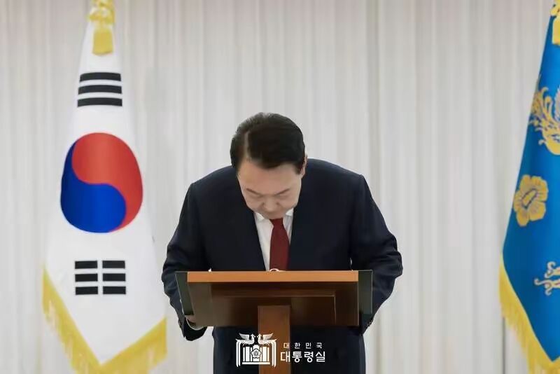 绝地式报复来了！尹锡悦想破脑袋也不会料到，5年前，由自己一手操作，把朴槿惠、李明搏两位前总统送进了首尔拘留所。
如今，世事轮回，自己也步其后尘，住进了首尔拘留所的高级单间。
不得不感叹，不是你不明白，