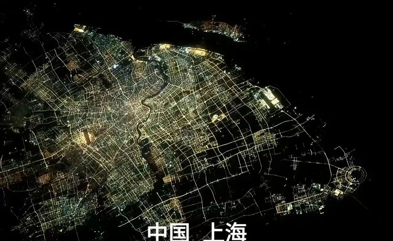 大半夜的NASA发了几张从国际空间站俯瞰地球城市的照片。其中一张是中国的上海，还有一张是美国的洛杉矶。
从这两张照片上来看，中国的上海灯火通明再正常不过了，但洛杉矶这张照片就让人看不明白了。现在洛杉矶