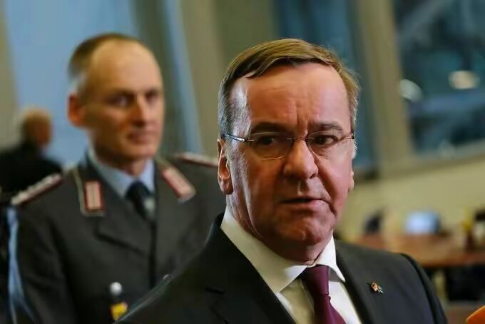 德国防长Pistorius猛烈反击万斯引来全场阵阵掌声。他说自由不代表你可以为所欲为，自由需要捍卫，必须要反对极端主义，同时也要反对欧洲内外的敌人。万斯拿欧洲与大弟这种罪犯相比，非常无耻，也非常丑恶，