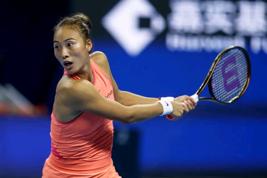 打破历史！郑钦文2-0首进中网32强 携张帅晋级第三轮

2024年中网女单第二轮，中国一姐、5号种子郑钦文对阵拉希莫娃，著名演员靳东担任挑边嘉宾。郑钦文以6-1和6-1连赢两盘，最终总分2-0横扫拉