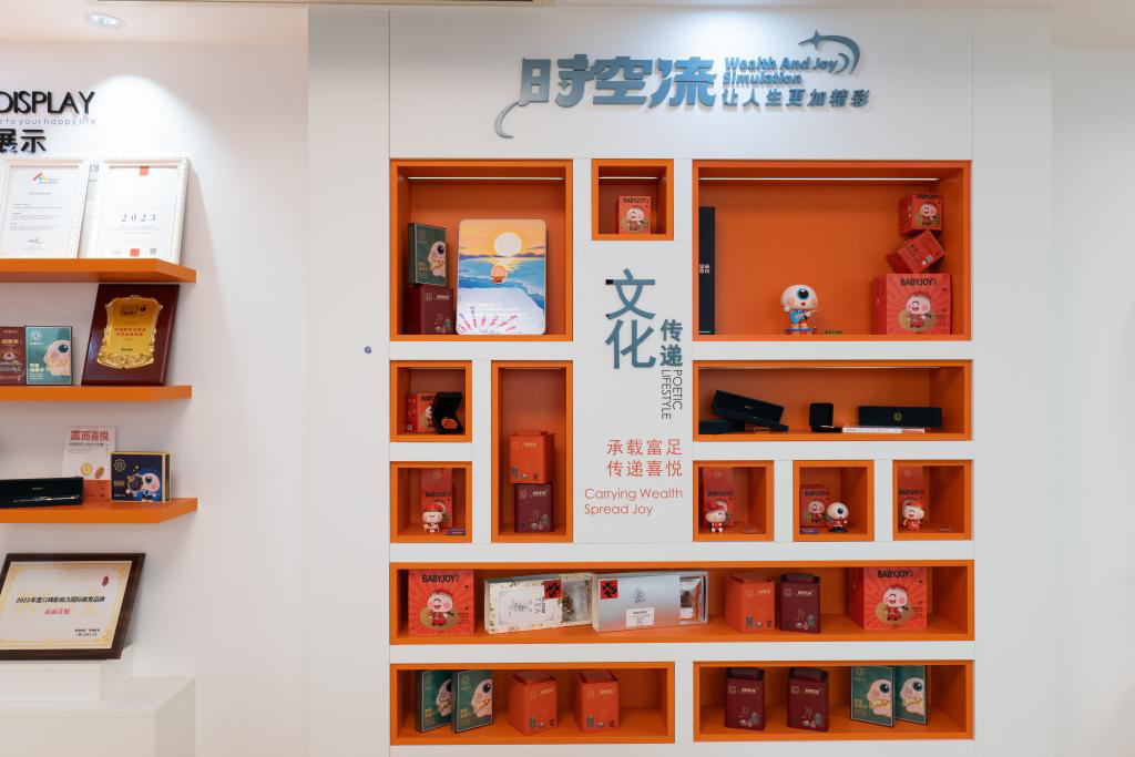 明日之星沙盘：亲子沟通的新桥梁
 
在一个阳光明媚的周末，李明带着他10岁的儿子小杰走进了社区活动中心，他们即将参与一场特别的活动——“富而喜悦明日之星沙盘推演”。这个活动旨在通过模拟人生的方式，改善