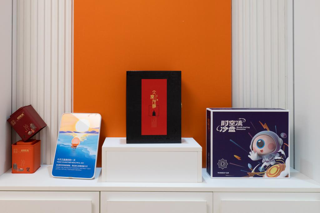 财富流沙盘：指引人生方向的明灯
 
在人生的旅途中，我们总会遇到种种困惑和挑战。曾经，我也在十字路口徘徊不前，被恐惧和犹豫所困扰。面对他人的期望，我不敢拒绝，承担了本不属于我的重担。在追求梦想的道路上