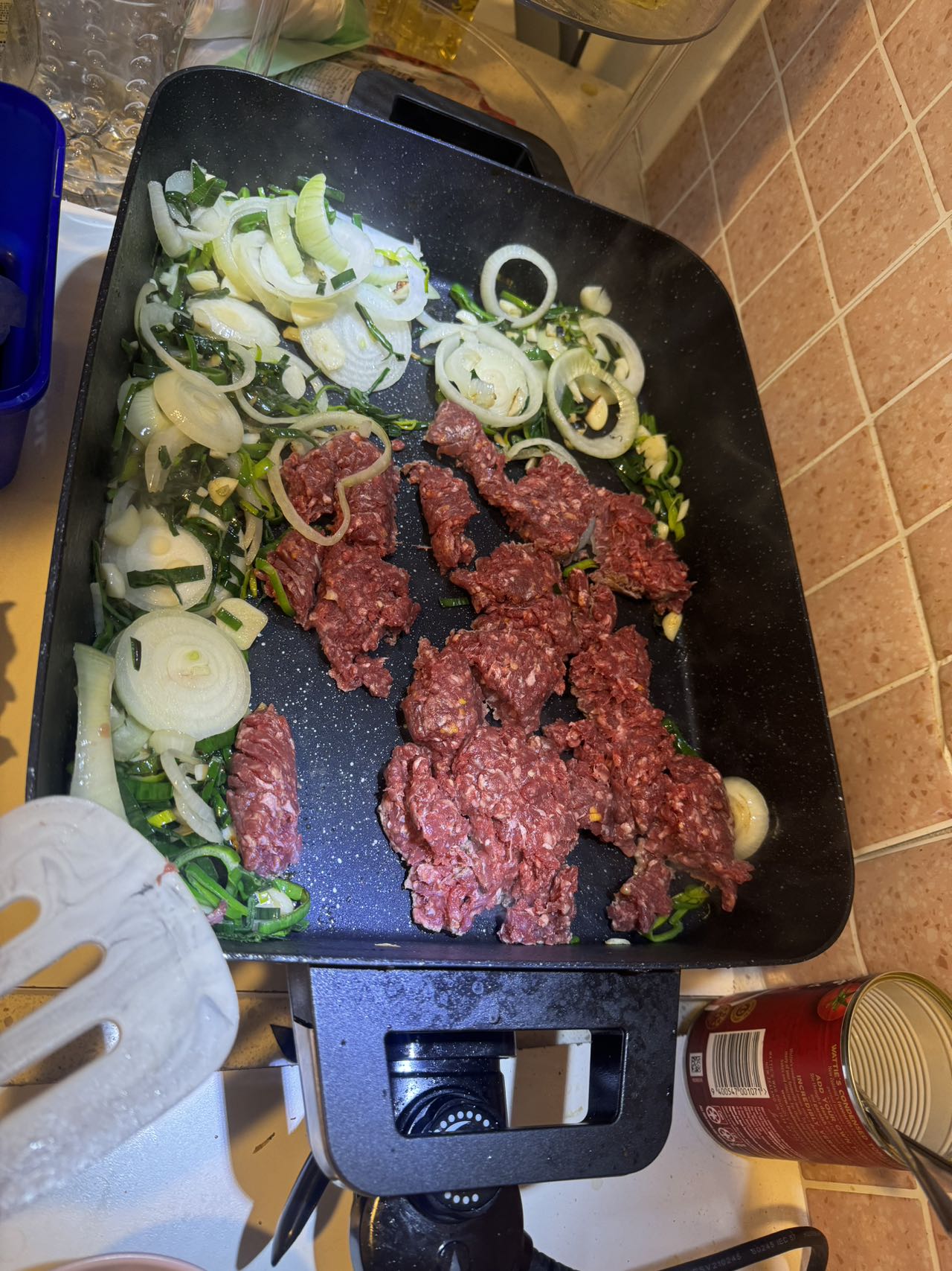 早点就不爱吃豆浆油条，如果有炖肉米饭，有馒头加酱牛肉，那是最可靠的，突然看见有一家做这种的，价格也能接受，不过早点吃这硬货，会不会妨碍一天的消化呢，先不管他的，吃饱了肚子，中午就不着急吃饭了，下午再吃