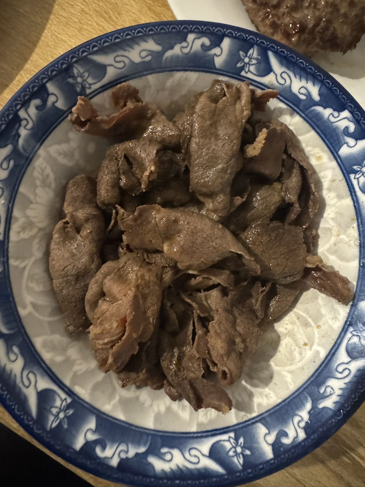这顿早餐有些豪横，吃肉不喝酒哪儿成，可早晨又不能喝酒，早晨不能喝酒是谁定的规矩，要是非喝不喝会有什么后果呢，可是放着肉菜又不喝喝酒，这肉吃的有些乏味，喝酒吃肉才是好道理，早晨吃这个，那中午吃什么，中午