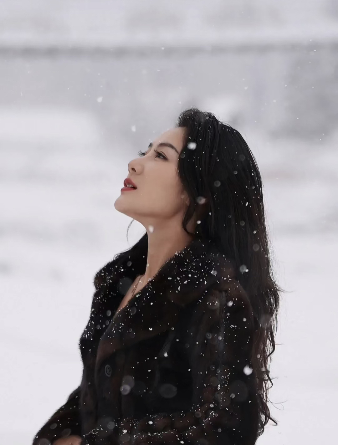 在这冰天雪地中，她就像一朵傲骨的梅花，迎风绽放，那份美丽与勇气令人叹为观止。她不仅是一道美丽的风景线，更是一种精神的象征。虽然我不清楚她是谁，但她的故事让人感受到了冬天的温暖和力量。让我们一起为她的美