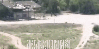 这才是航弹的威力。赫尔松右岸奥尔戈夫卡地区，乌军一队步兵搭着皮卡来部署，下了车，