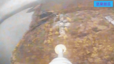 哈尔科夫地区，无人侦察机发现了水边的一栋高楼，有乌军的临时指挥部，一架FPV就跑去凑热闹，炸了个顶层。顶层是被摧毁了，要是乌军指挥部在顶层肯定跑不了，但是谁会布置在顶层呢？所以杀伤有限。

还是用FA