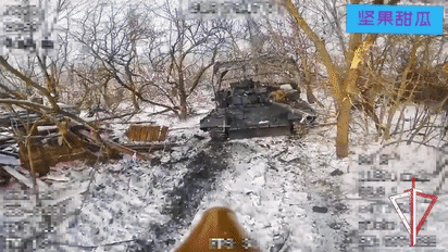 库尔斯克地区，乌军一辆坦克躲在树丛里，树叶掉光了航拍机看的一清二楚，一架光纤FPV直接就顺着坦克钻出来的道路摸了进去，打到了它的薄弱处，引发了爆炸起火，从航拍可以看到，它旁边还有其他车辆也在燃烧，想修