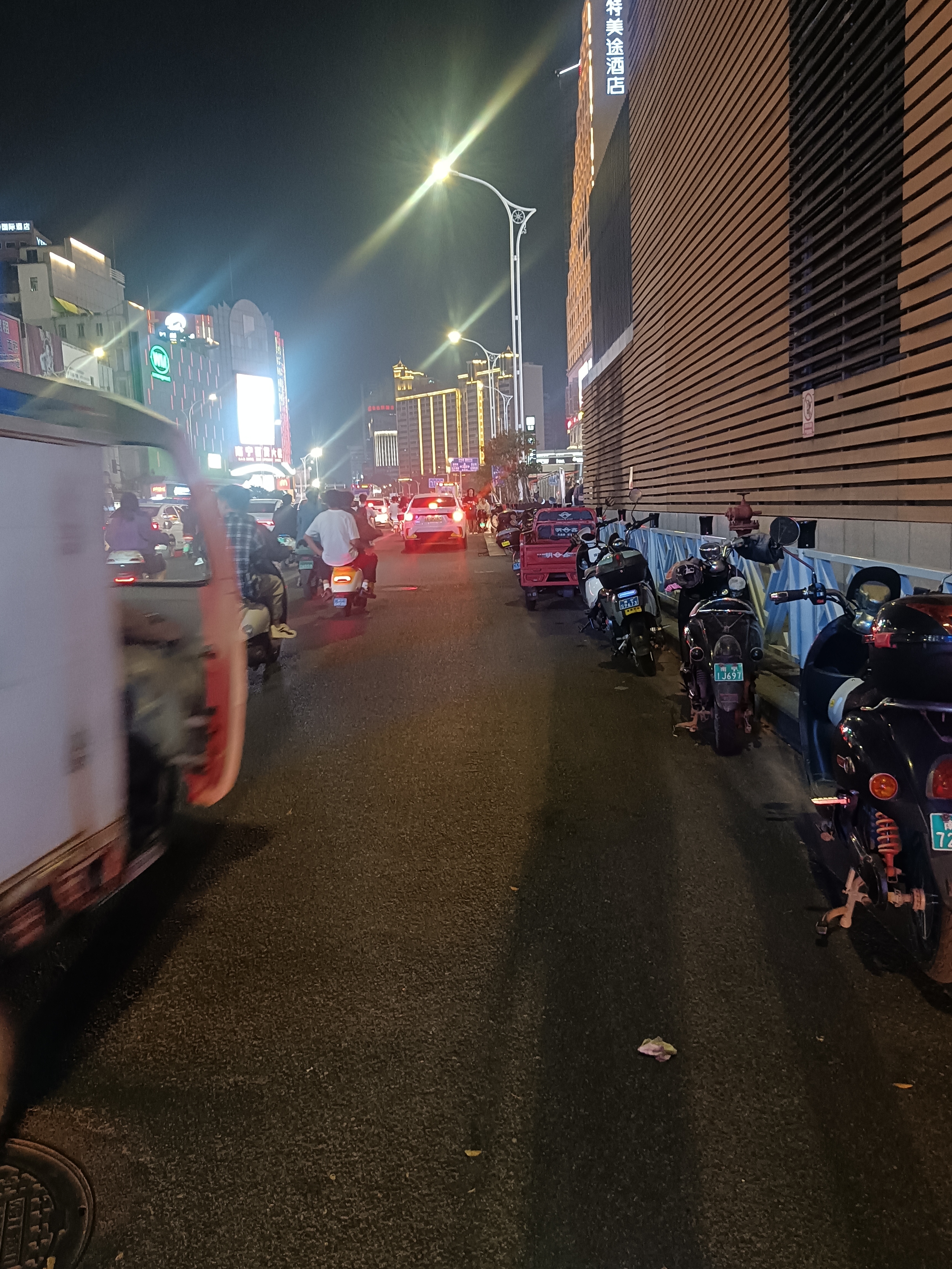 日本原付车，跟我们的电动摩托车电动自行车一样，都有限速，人家的是30公里，还要考证，为什么那么多人不质疑，却反对国内的？现在国内的往往40-50公里很正常。

一面说国内骑车素质不如日本，一面说限速不