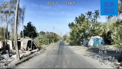 库尔斯克地区，乌军的一辆军车在享受着冬日的阳光，一架光纤FPV直接飞了过来，给它来了个正点打击，装了什么欧美反无人机设备也没辙。

而且是沿着公路一路飞来的，小型反无人机雷达也发现不了，要是再听不到机