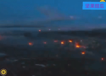 俄军夜间使用集束弹药，轰炸面积非常大，这一片地区的乌军不被炸死，也被吓死了。

俄军现在有使用火炮，火箭炮，航弹类型的集束弹药，乌克兰以为使用西方的集束弹药就了不起，什么155MM榴弹炮的集束弹药，海
