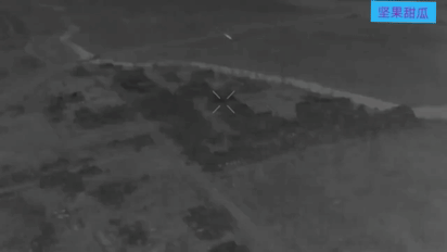TOS-1A可以打得这么准了。哈尔科夫地区，航拍机发现了村庄中的乌军据点，大晚上的TOS-1A终于可以拉出来释放下了，可以看到几发基本上打在了房屋区域，里面有人，估计都变成焦炭了。

有了无人机的威胁