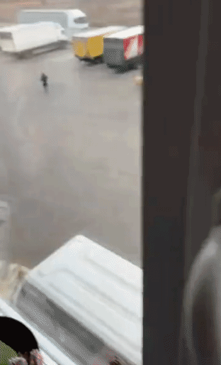 乌克兰人多锻炼有好处，不仅可以报效祖国，还可以在被迫的情况下，跑的更快。一个征兵小队跑到工业区找人，壮丁直接往厂区跑，跑了下征兵办跑不过了，直接掏出手枪“biu biu”，估计没打中，直接就跑了。也许