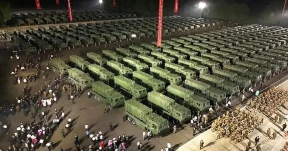 《纽约时报》称，10月28日，也就是今天，将有5000名朝鲜军人到达俄罗斯。与之前韩国说的1500人增加了2倍多。

与此同时，韩国人又得到消息，朝鲜给俄罗斯提供弹药物资，收到了俄罗斯55亿美元汇款。