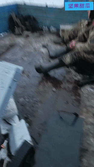 库尔斯克某处，几名俄军搭载拖拉机在雪地里机动，他们有说有笑 ，却不乏东瞧西望，防止被乌军的无人机惦记。

看车上的铝合金装备和箱子，和一大打FPV，有可能是无人机分队的，布置在交火线后几公里，这里安全