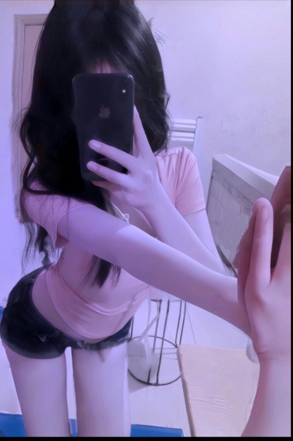 如果你问我爱是什么，我会说，是在微醺的这一刻，我很想你。