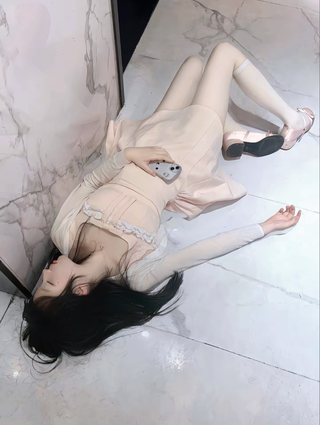 我这个闺蜜真是不知道说什么好了
大晚上的自己一个人就敢喝这么多酒
还是跟五六个男的一起喝
就她一个女孩子
她咋这么大的胆子呢
要不是我知道她在哪喝酒
看她十点多还没回家就来接她了
她今天晚上都不知道在