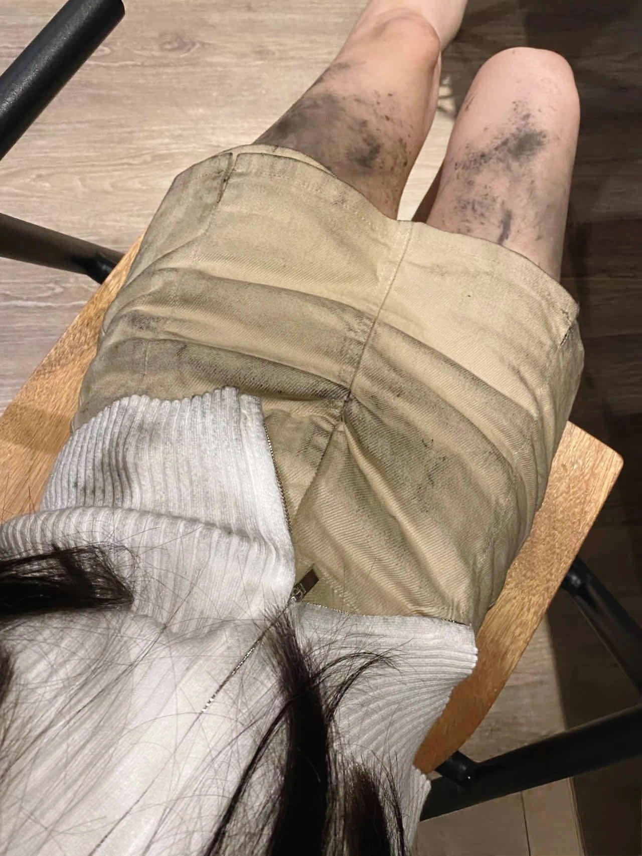 今天真是有点倒霉呀！
晚上回家又被外卖哥哥锁定了
他在低头看手机
电动车奔着我就来了
根本躲不过去呀
而且旁边就是一个泥坑
前两天刚下完雨
我真是躲无可躲
还好外卖小哥在马上撞到我的时候终于抬起来头
