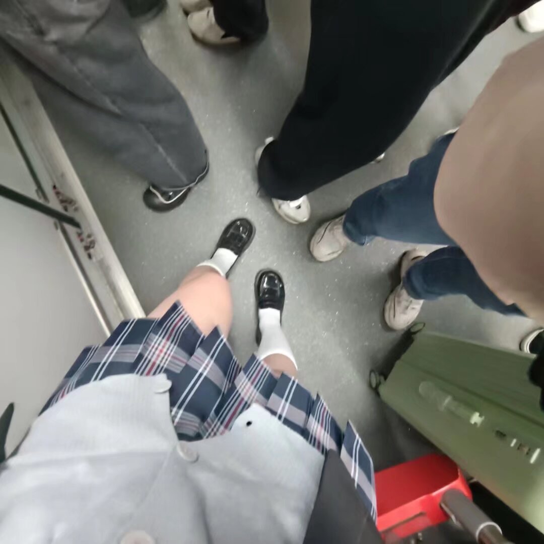 早上的地铁为什么这么多人呀
旁边这个男的还故意往我身边挤
长得还很猥琐
故意蹭我的胳膊
我直接就瞪他
还好他随后就下地铁了
要不然我真就喊救命了
没想到这种事情还会发生在我的身上
更可恶的是还有人踩到