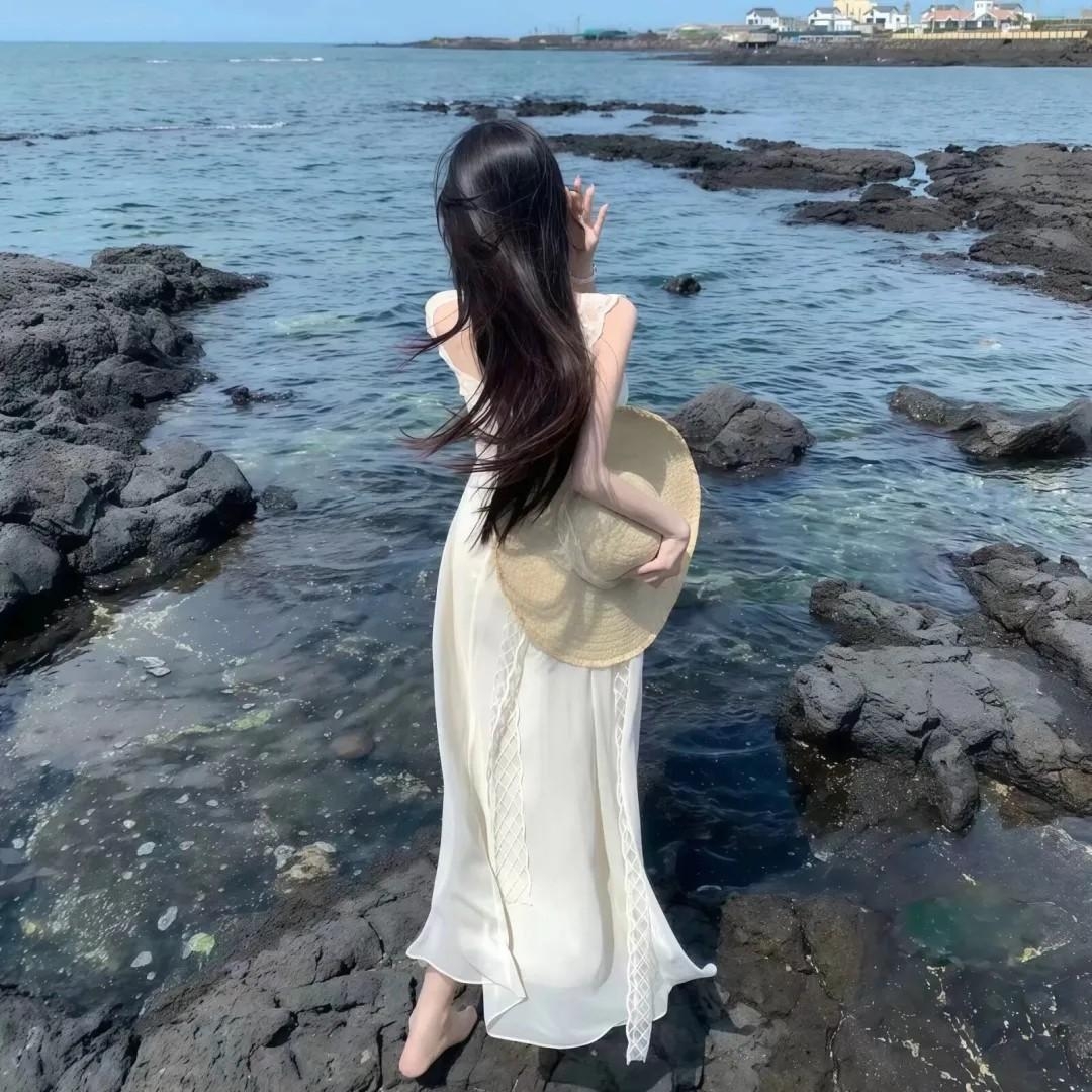 心心念念的海边终于来了，这是我梦寐以求的大海，希望海边的太阳不要把我晒黑了。