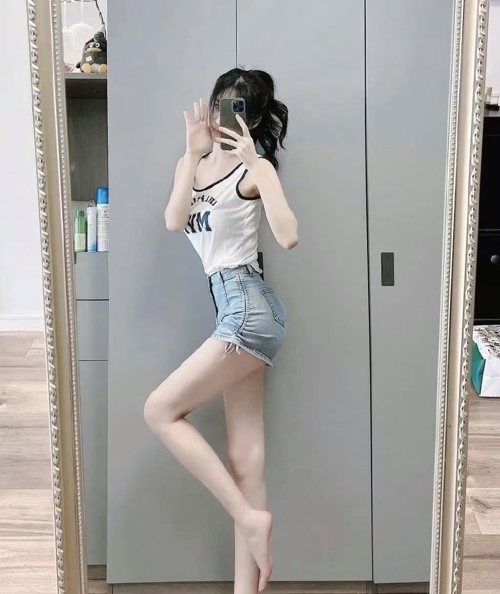 闺蜜问我夏天穿什么
我觉得夏天穿的简单一点就好了啊
主打一个凉快
核心搭配就是浅色系
我决定夏天适合穿浅色
冬天穿黑色
简单一个白色半袖和浅色牛仔短裤就行了呀
我觉得这就是夏天清新小穿搭
适合所有女孩