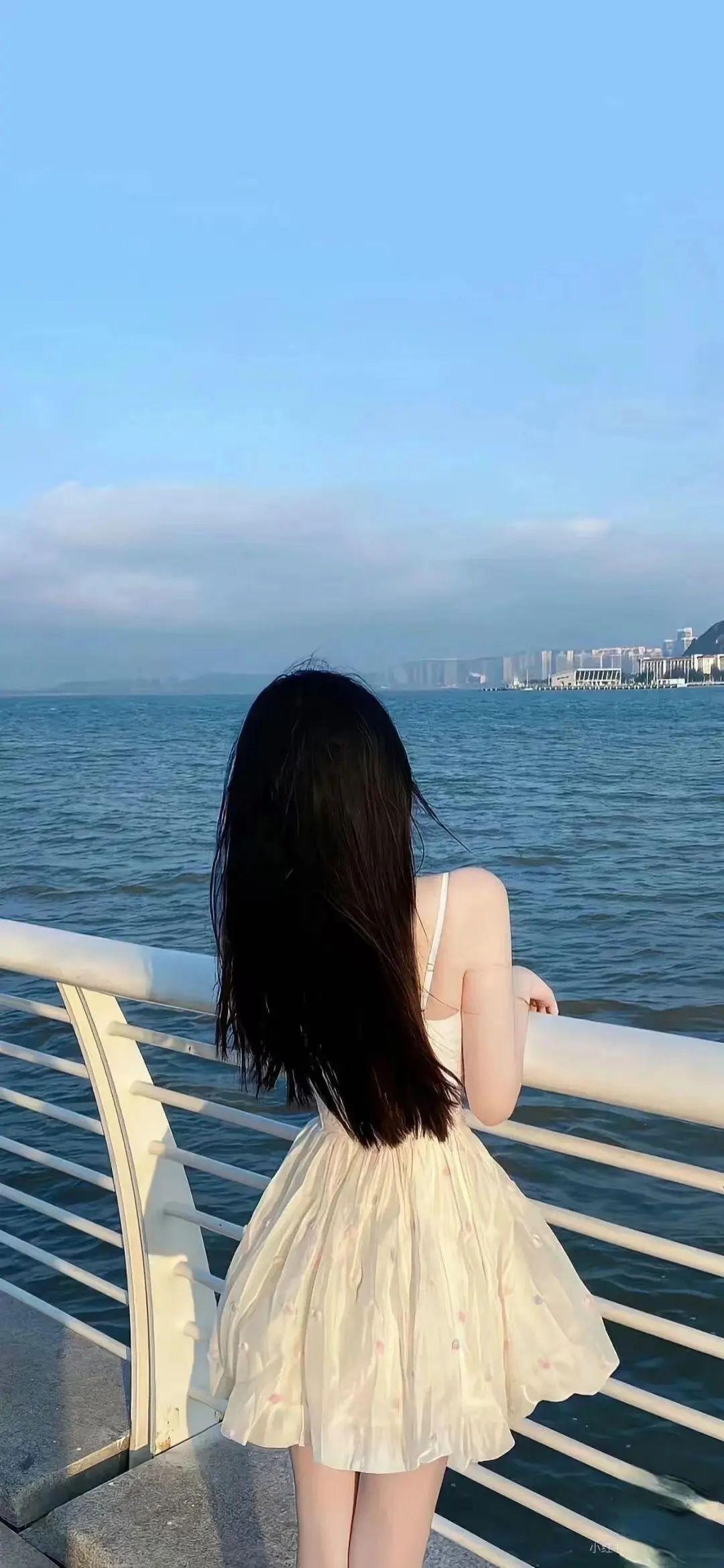 夏天不就应该穿着裙子去看大海吗？