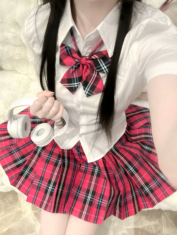 为什么我这么爱穿JK呢？
其实我自己都不知道为啥
我就感觉穿上JK之后非常自信
感觉走在街上会有很多人看我
当然穿JK确实拍照会很好看
现在夏天到了
大街上到处都是穿黑丝白丝或者短裙的
不管怎么说
中