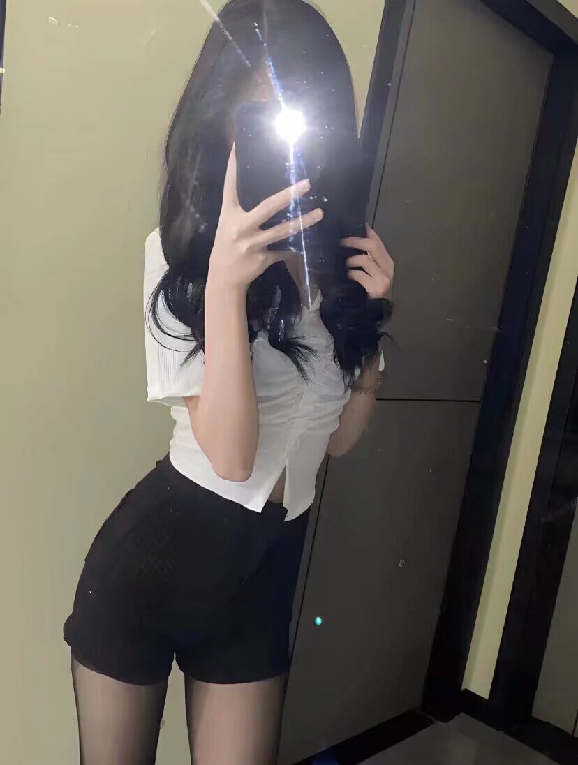 闺蜜说黑丝不能搭配牛仔裤
我就是不听
今天买了一个黑色的牛仔短裤
到家就迫不及待的穿上
当然需要搭配一个白衬衫
我感觉上镜效果也挺棒呀
发给闺蜜之后她说不好看
但是我觉得还行
闺蜜说让我问问别人
我又