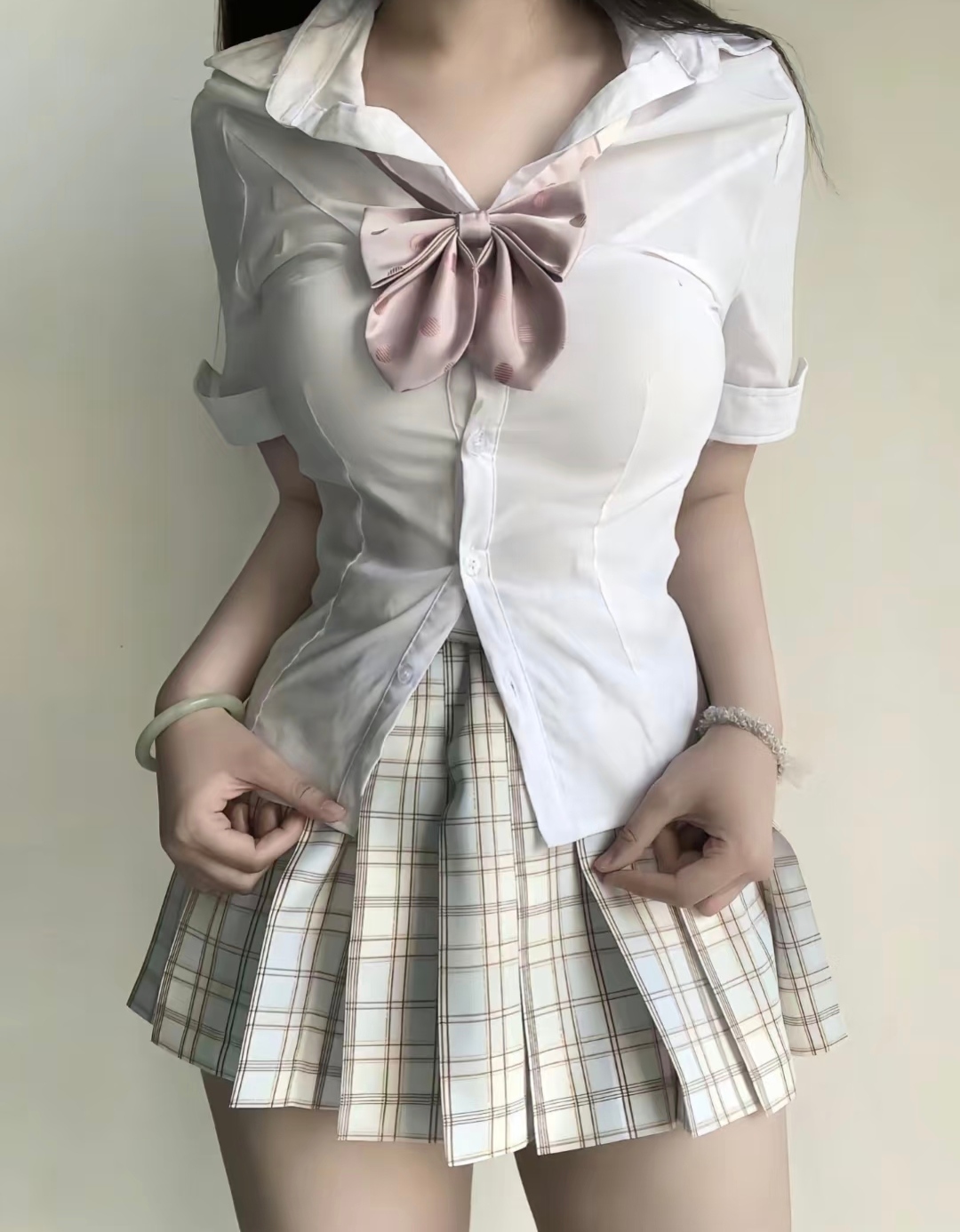 终于知道为什么那么多女孩子爱穿JK啦，我穿上之后才发现这也太性感了吧，这得吸引多少男孩子呀！把我本就完美的身材展现的更加一览无余，这都不好意思穿出去了。



大家觉得这个穿搭怎么样呀，欢迎评论区互动