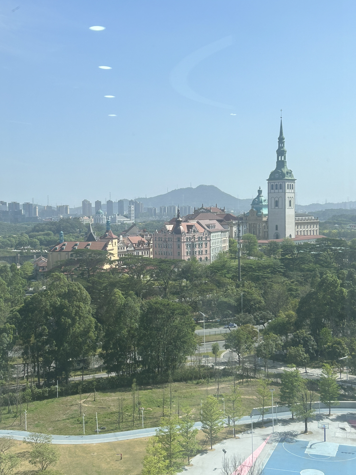 美股持续低迷，目前已经处于熊市边缘位置，如果美股三大指数跌入熊市，那么将意味着美股十多年牛市的终结。

上一次美股全面跌入熊市是2020年，但很快拉回来了，这一次会不会再次上演股市触底回升的行情？取决