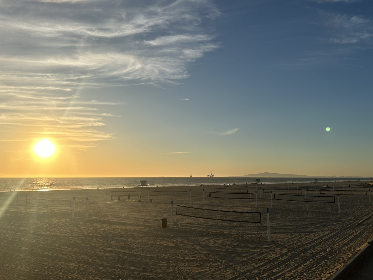 高盛在今年11月18日发布了2025年展望报告预计，高盛预计MSCI中国指数和沪深300指数在2025年将分别上涨15%和13%，主要得益于每股盈利增长和适度的估值增长。但是，高盛更看好内地股市，看淡