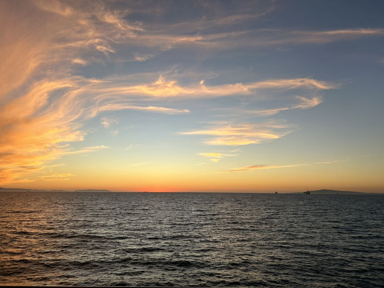 当互联网发展到一定程度之后，各种变现方式开始出现。例如，直播带货等。并不是所有人都可以把直播带货做成功，如果你没有IP、没有流量量，基本上是做无用功。

个人做直播带货是为了谋生，企业家做直播带货，可