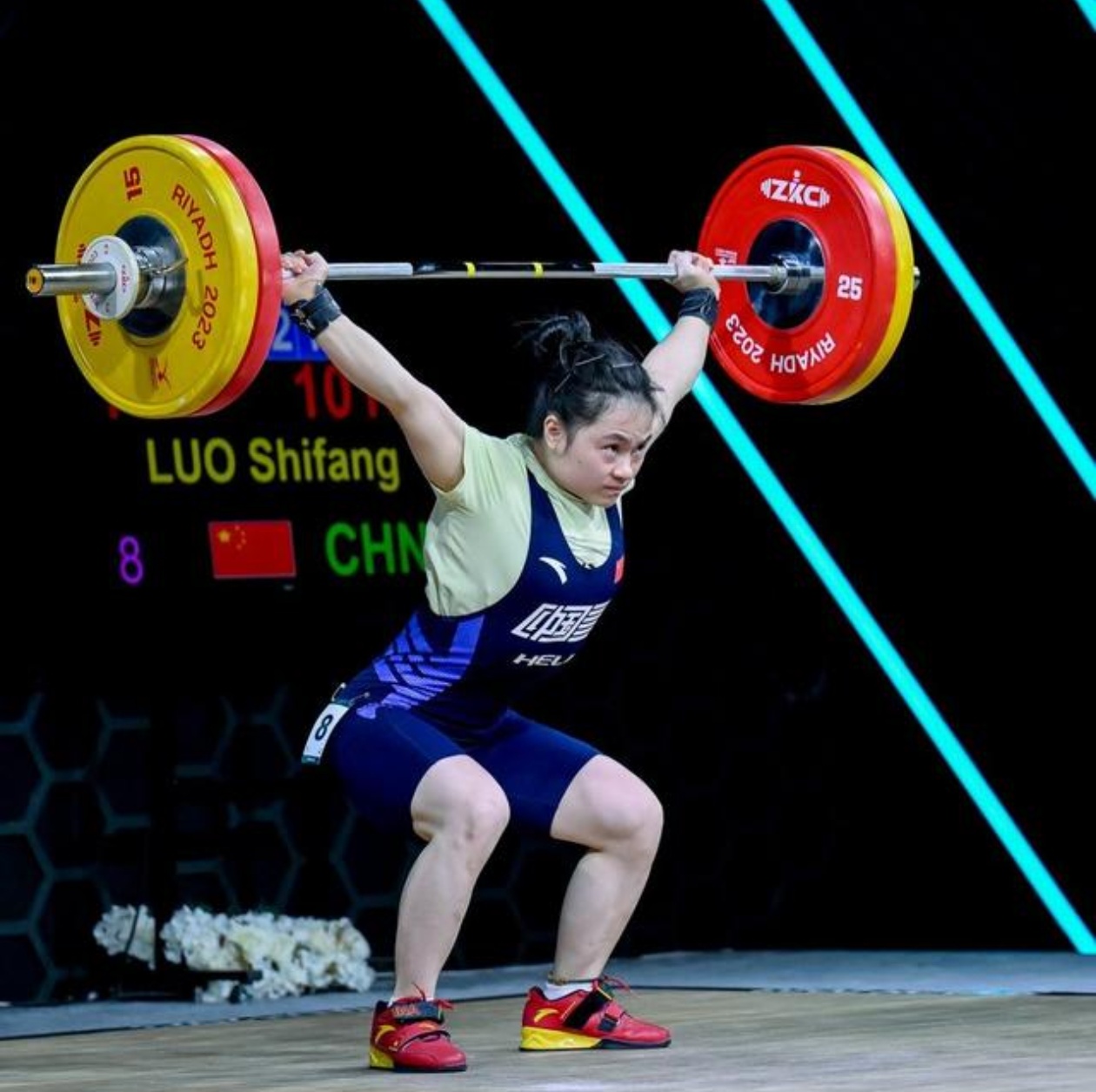 巴黎奥运会女子举重59公斤级赛场，8月8日见证了历史性的一幕。中国新星罗诗芳，以