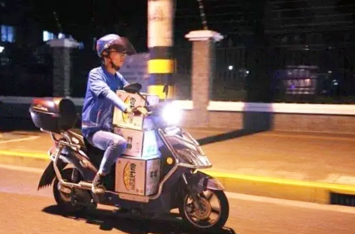 在那片被岁月磨砺的湖北仙桃，夜幕低垂之时，一位43岁的外卖骑手，杜平，正穿梭在城