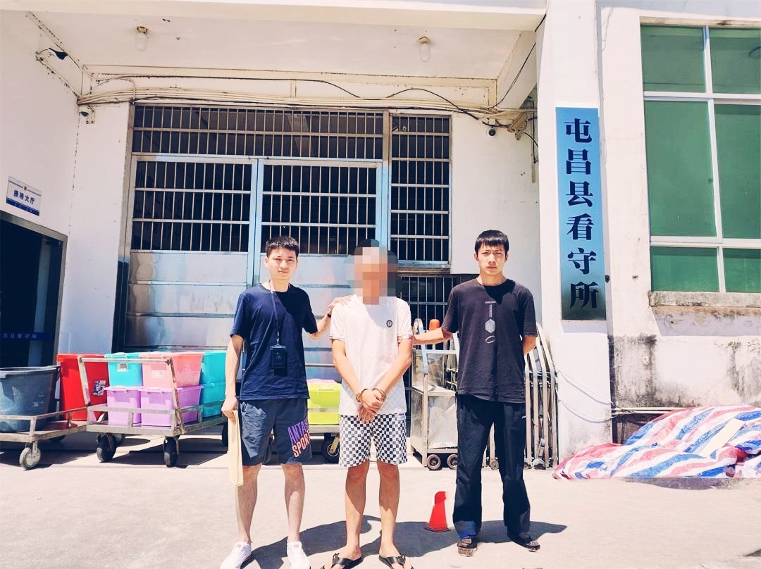 近日，桂林兴安县湘漓镇 13 岁男孩小杨在家玩手机时，遭遇假警察诈骗。
 
对方