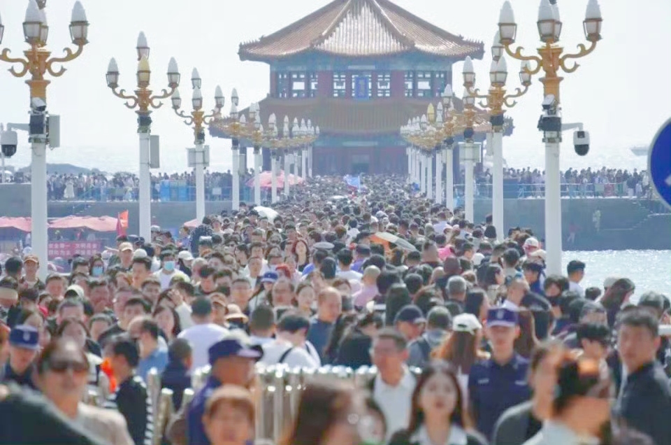 你猜国庆出去吃饭会有多难？就像陷入一场美食的“大堵车”，根本动弹不得。
 
国庆期间，各地景区人满为患，餐馆也是人挤人。李女士的经历就是典型，在北京天坛公园游玩后想在某门涮肉就餐，六点半取号，前面竟有